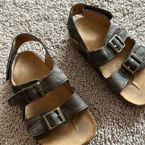 Boys size 8 camo Velcro sandals